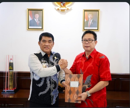 Gubernur Sulut Serahkan SK FKDM kepada Stevi Sumampouw, Tegaskan Peran Garda Terdepan Deteksi Dini